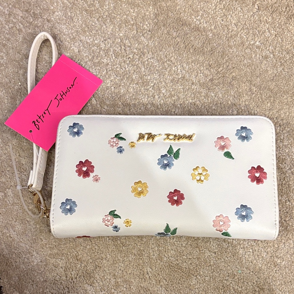 NWT Betsey Johnson Floral Wallet 🌼 - Picture 1 of 6